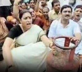 srinivasiyc's tweet photo. @smritiirani @ANI 400₹ के सिलिंडर के खिलाफ प्रदर्शन में खींची गयी इस ऐतिहासिक तस्वीर का Credit किसको देना है?

क्योंकि अब सिलिंडर 1000₹ के करीब है, और आपके आक्रोश की सिर्फ यादें ही शेष है । https://t.co/kLhYab8513