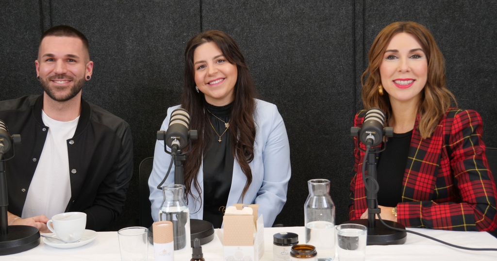 In der neuen Episode von BEAUTY WILLIAMS dreht sich alles um Bienen. 🐝 🍯 Die Gründer Betül &amp; Florian von Bedrop erzählen uns, wie sie auf die Idee gekommen sind, aus dem alten Naturheilmittel #Honig moderne Gesundheits- und Pflegeprodukte zu kreieren. linktr.ee/beautywilliams