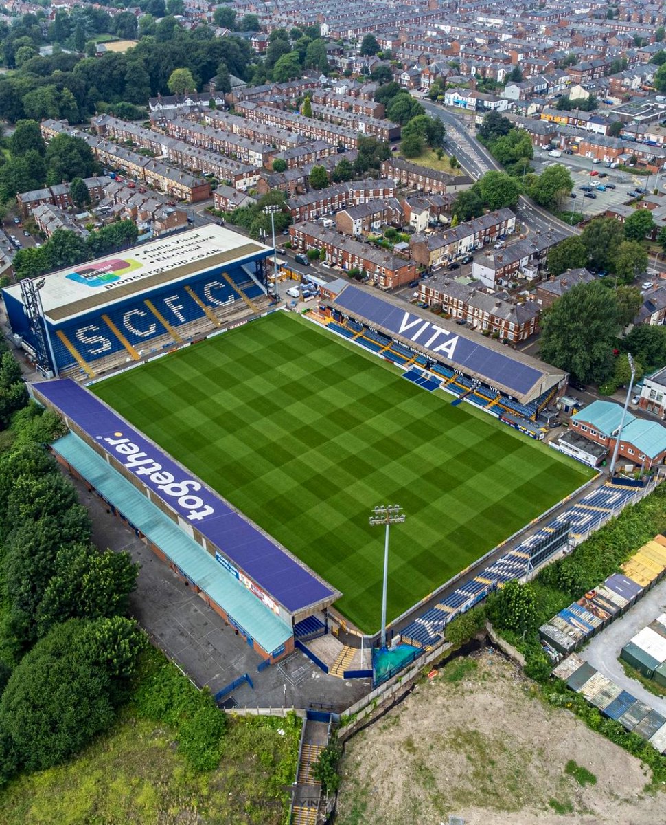 FutbolRomantics's tweet photo. Edgeley Park, the home of non-league side Stockport County, who are currently top of the National League.

Stockport, England. 📍🏴󠁧󠁢󠁥󠁮󠁧󠁿 https://t.co/rhDIKgCFCE
