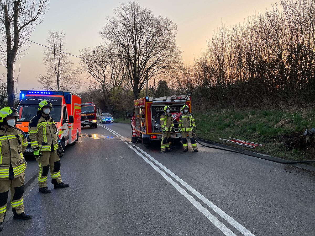 FeuerwehrBhm's tweet photo. Ein #Verkehrsunfall auf dem Rankenberg war der Grund für dessen Sperrung, am frühen Samstagmorgen. Um 6:17 Uhr, am 26.03.2022, wurden die Einheiten aus #Bornheim und #Brenig gerufen, weil ein PKW auf der Seite lag. 
https://t.co/55J3UaDTAW

#Feuerwehr https://t.co/jNVi2ovOor