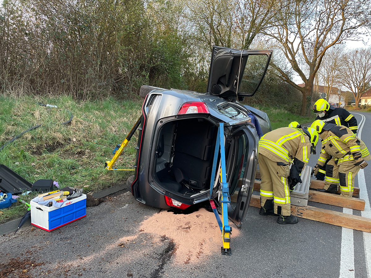 FeuerwehrBhm's tweet photo. Ein #Verkehrsunfall auf dem Rankenberg war der Grund für dessen Sperrung, am frühen Samstagmorgen. Um 6:17 Uhr, am 26.03.2022, wurden die Einheiten aus #Bornheim und #Brenig gerufen, weil ein PKW auf der Seite lag. 
https://t.co/55J3UaDTAW

#Feuerwehr https://t.co/jNVi2ovOor
