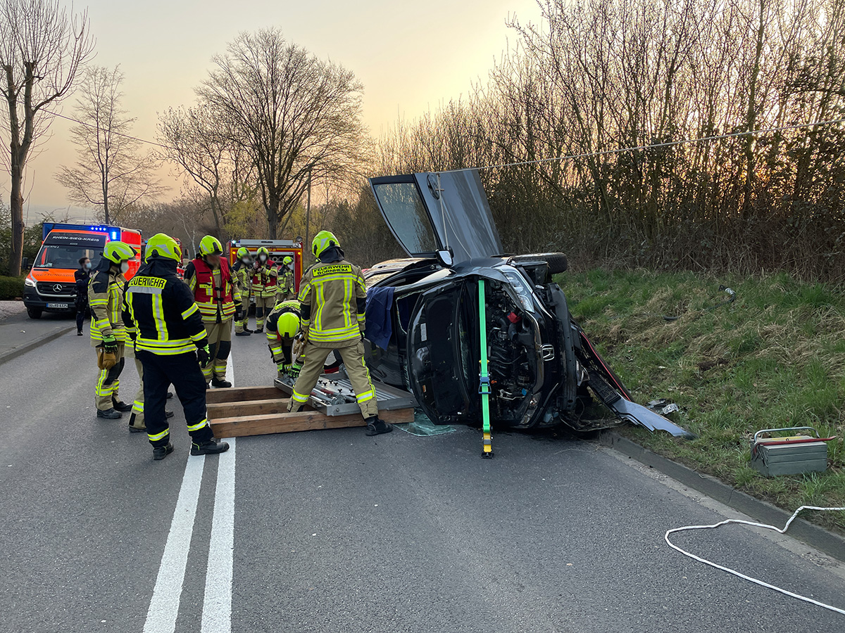 FeuerwehrBhm's tweet photo. Ein #Verkehrsunfall auf dem Rankenberg war der Grund für dessen Sperrung, am frühen Samstagmorgen. Um 6:17 Uhr, am 26.03.2022, wurden die Einheiten aus #Bornheim und #Brenig gerufen, weil ein PKW auf der Seite lag. 
https://t.co/55J3UaDTAW

#Feuerwehr https://t.co/jNVi2ovOor