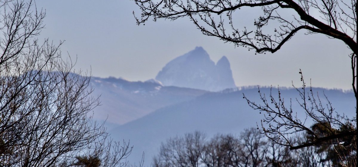Joyeux anniversaire ! 🎁 #120Ans <a href="/SectionPaloise/">Section Paloise Béarn Pyrénées</a>  ￼ 

L’Ossau depuis le stade du Hameau 

#SPUSAP #TOP14 #HonhaSection #EnVertEtContreTous