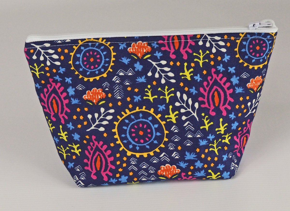 gertiesbags's tweet photo. A delightful medium size make up bag. Perfect for taking on holiday with you https://t.co/9pA9Ntiki6

#craftbizparty @smallbizshoutuk https://t.co/BzS9QBsZde