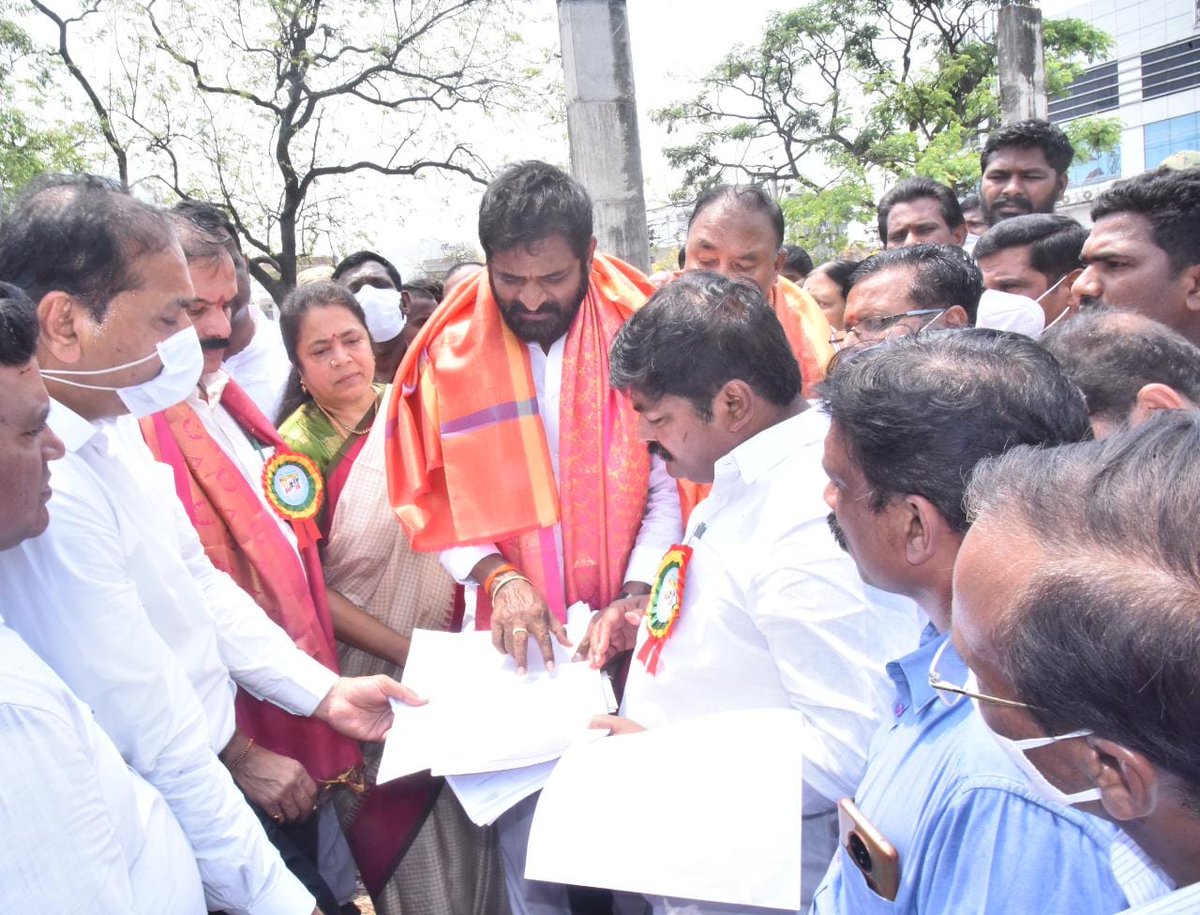 SakshithaNews's tweet photo. వరంగల్ లోని పోచమ్మ మైదాన్ లోని రత్న హోటల్ ఎదురుగా హరిత హోటల్ నిర్మాణం కోసం ప్రతిపాదించిన స్థలాన్ని ప��ిశీలించిన రాష్ట్ర ఎక్సయిజ్ , క్రీడల, పర్యాటక శాఖ మాత్యులు శ్రీనివాస్ గౌడ్ గారు,ప్రభుత్వ చీఫ్ విప్ ధాస్యం వినయ్ భాస్కర్,ఎమ్మెల్యే నన్నపునేని ##sakshitha
https://t.co/xK18jxrDjG https://t.co/G4UtnJRNbk