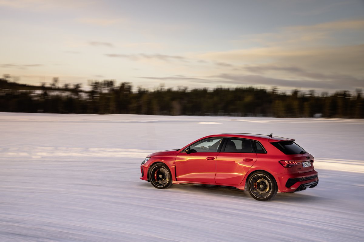 AutoFmRadio's tweet photo. Hace bien poco disfrutamos del @audispain Winter Experience...
Suave con el gas, atentos a los pesos, mirada larga, volante hacia donde quieres ir...
Suave todo suave y, así, todo fluye...
En las fotos bailando el @Audi_Prensa RS3
#quattro #audi #derrapar #snowmode https://t.co/pukf2PSDM8