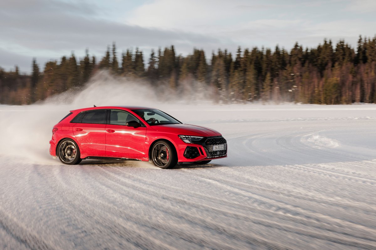 AutoFmRadio's tweet photo. Hace bien poco disfrutamos del @audispain Winter Experience...
Suave con el gas, atentos a los pesos, mirada larga, volante hacia donde quieres ir...
Suave todo suave y, así, todo fluye...
En las fotos bailando el @Audi_Prensa RS3
#quattro #audi #derrapar #snowmode https://t.co/pukf2PSDM8