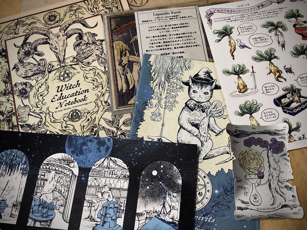 @umitategg 本日の #薬術研究室 でお迎えしてきた紙物たち
「Witch Education Notebook」は、試練をクリアしながら魔女の修行をし、最後に封筒に入った修了証を得る物語仕立てのノート
特別催事「魔女の遺産」チケットブック「Lrporello Karte」
アルラウネさんと、使い魔猫さんのミニ画集もとても可愛いです…!