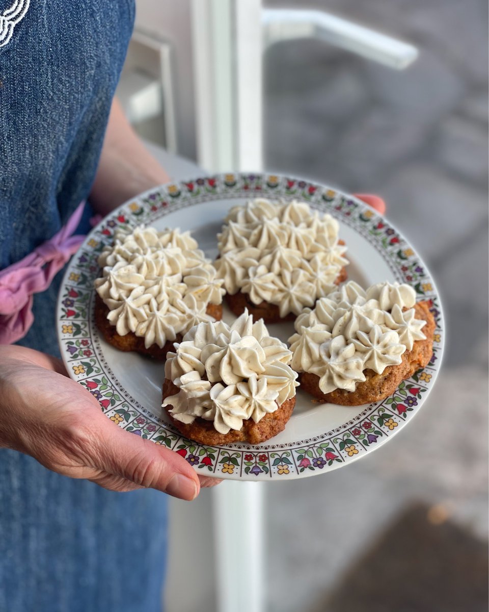 🧡 Wunderbare Carrot Cake-ies aus meinem letzten Backkurs! Morgen wird wieder gebacken und ich freue mich sehr darauf! xxx Cyn

#carrotcakeies #plantbased #vegan #veganbaling #modernbaking #homemade #cynthiabarcomi