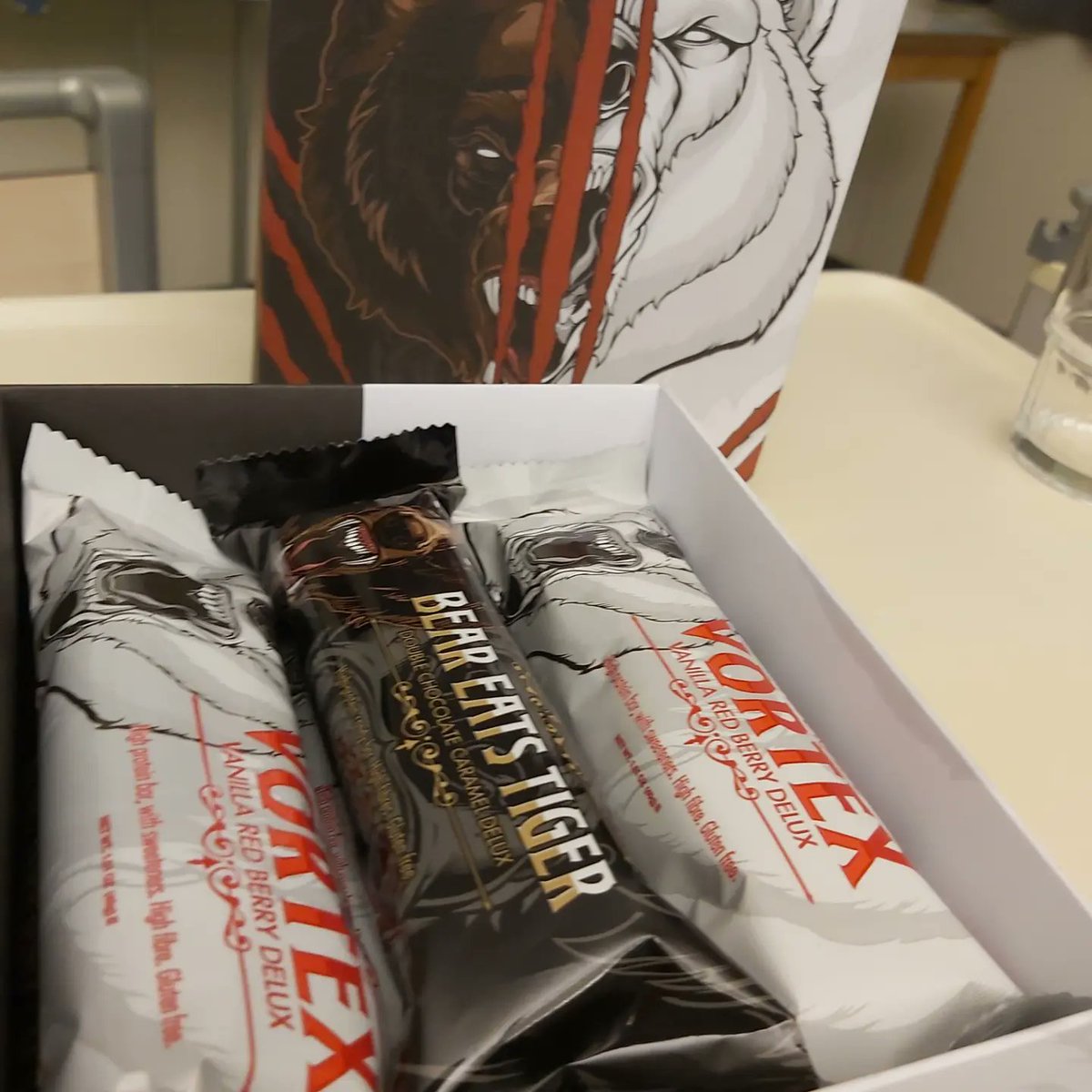 lambie_tv's tweet photo. ❗GIVEAWAY❗
❗Wat?
      👉🏼 2x Sample box van @BearEatsTiger 
❗ Hoe?
      👉🏼 Retweet
      👉🏼 Tag 2 vrienden
      👉🏼 Volg @S1_LambieTV &amp; @BearEatsTiger 

❗Wil je meer win kansen?
      👉🏼 Check mijn Instagram, TikTok &amp; Twitch! 

Good luck! 🌞 https://t.co/OzJyWbYiDH