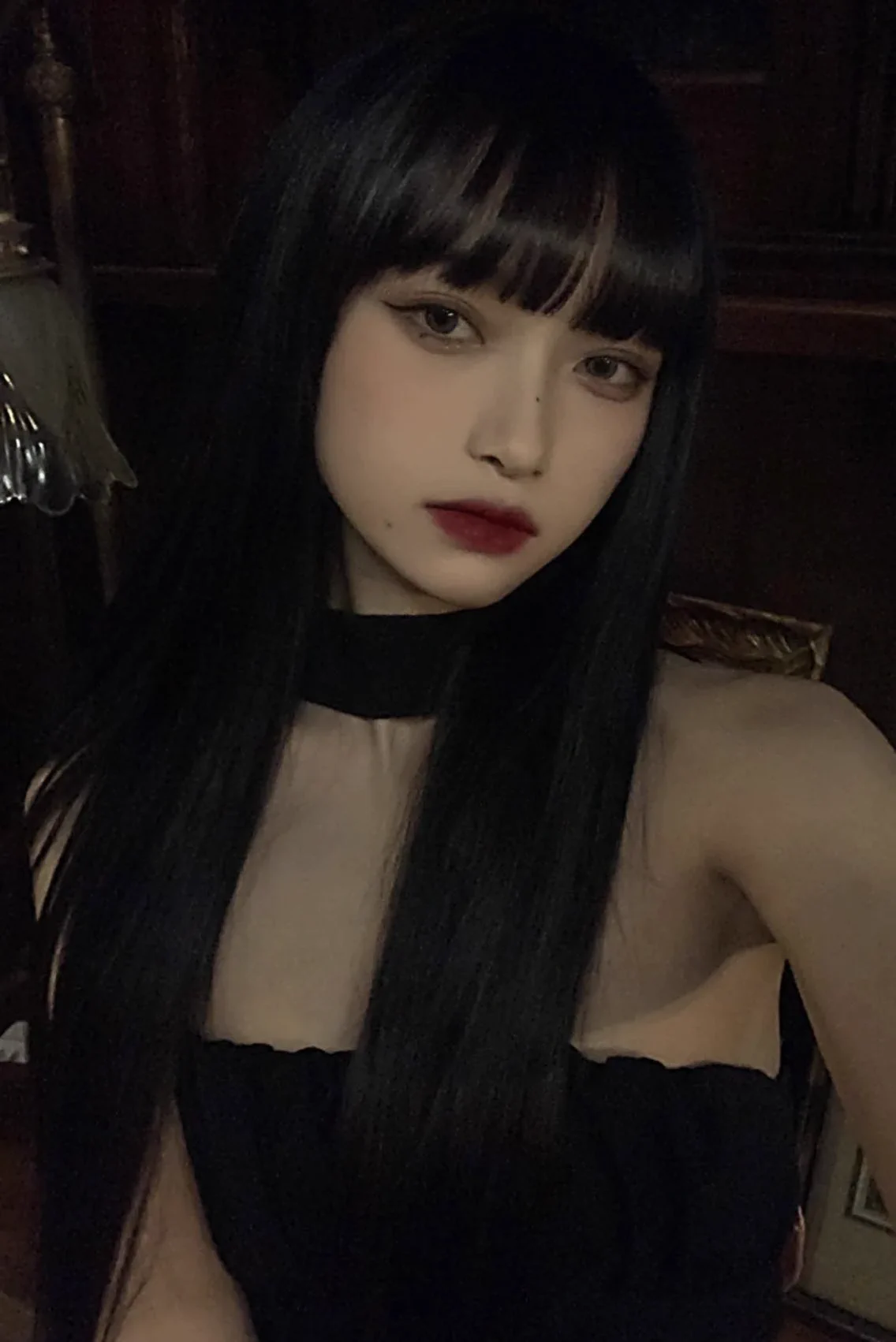 黒髪ぱっつんでも幼く見られない。濃いわけじゃないけど洗練された綺麗系メイク。