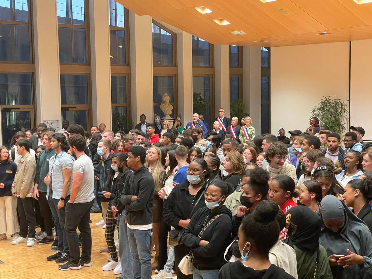 [CITOYENNETÉ] J’ai eu l’honneur de remettre à des jeunes majeurs de 18 ans, leurs premières cartes électorales en les invitant à s’engager pour notre nation. Nos jeunes sont à valoriser pour faire éclore en eux les bons citoyens de demain! #jeunesse #citoyenneté #SeineSaintDenis