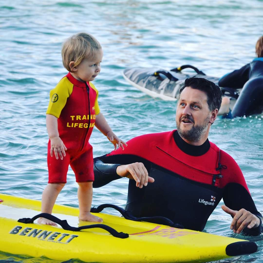 Our colleagues at the <a href="/RNLI/">RNLI</a> Lifeguard Visitor Centre at Fistral Beach are having an open day today, (Sat 26 March) 10am-1pm, TR7 1HY. ☀️😎
⬇️
facebook.com/12864046719447…

#Newquay #Cornwall #WhatsOn #BeachSafety #Volunteering #SavingLivesAtSea 
📷 Tamsin Hart