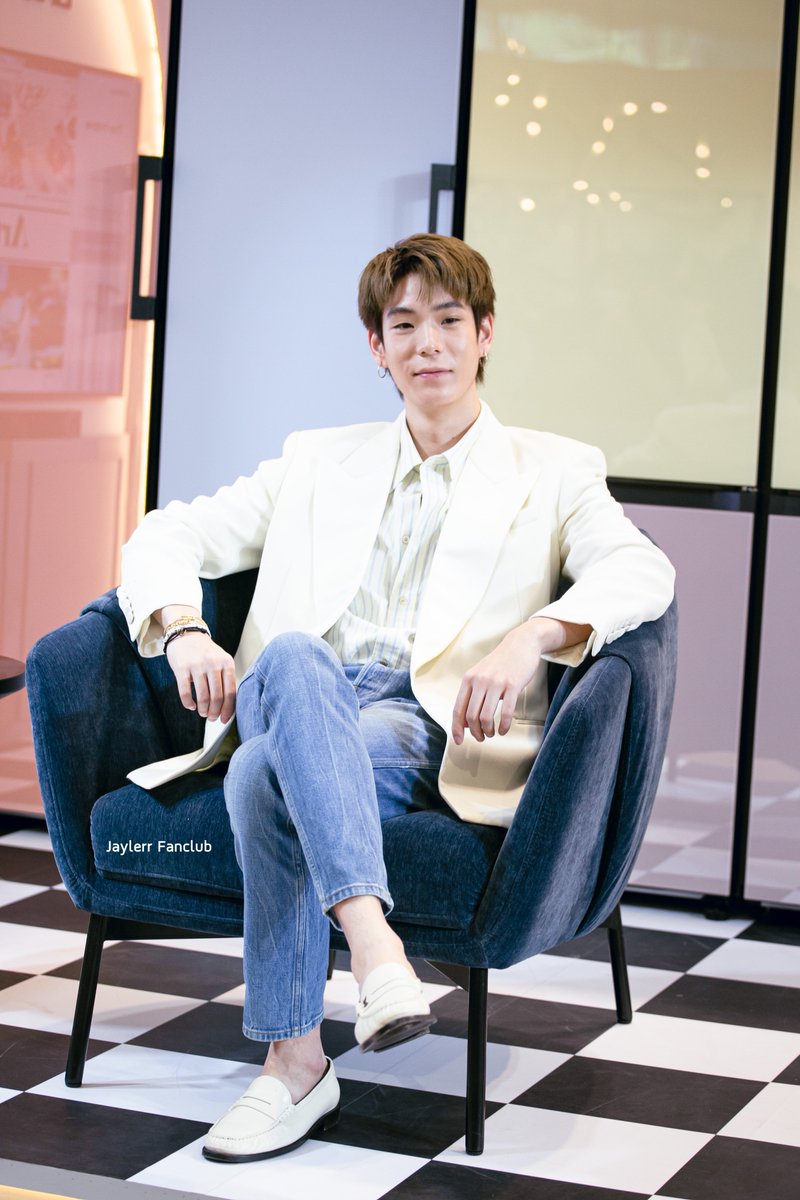 JaylerrFanclub's tweet photo. มาค้นพบสไตล์ที่ใช่ ใช้ชีวิตในแบบที่ชอบ และสิทธิพิเศษมากมาย ที่ SB DESIGN SQUARE สาขา เดอะคริสตัล เอส บี ราชพฤกษ์ ได้ตั้งแต่วันนี้ - 10 เมษายน 2565 นะคะ💖

#SamsungxSBDesignsquare
#LifestyleEnabler
#JAYLERR @JJksnp https://t.co/3cGwbcRnSU