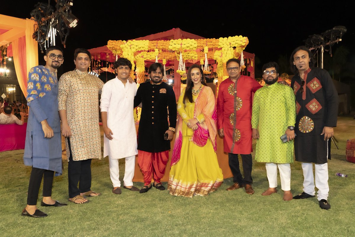 Soundcolors's tweet photo. A fabulous sundowner with my fantastic team of musicians in Nashik. Had a sheer joy performing pre wedding Garba for a warm and energetic family last night. 🎤🌸🌻

📷 : Vilas Khairnar
Outfit : @Astitvaindia1
Jewellery : Shringar Jewellery 

#LivePerformance #prewedding #garba https://t.co/lVWpAMWdlT