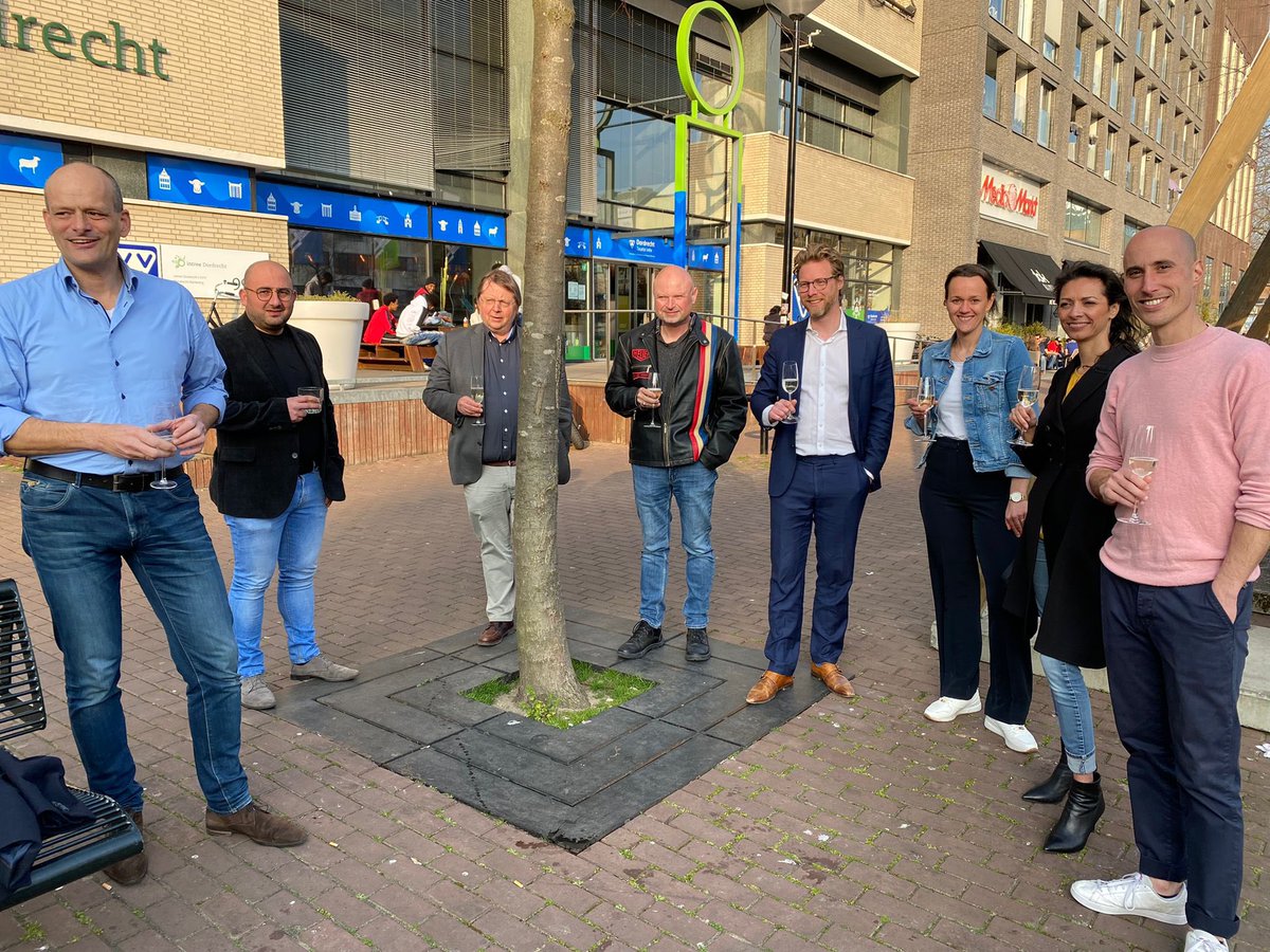 Verkiezingen voorbij, campagneposters eraf. De lijsttrekkers onthulden de evenementenkalender.

We laten de verkiezingsborden langer staan om de Dordtse evenementen onder de aandacht te brengen. 📢🇦🇹
#evenementenstadDordrecht