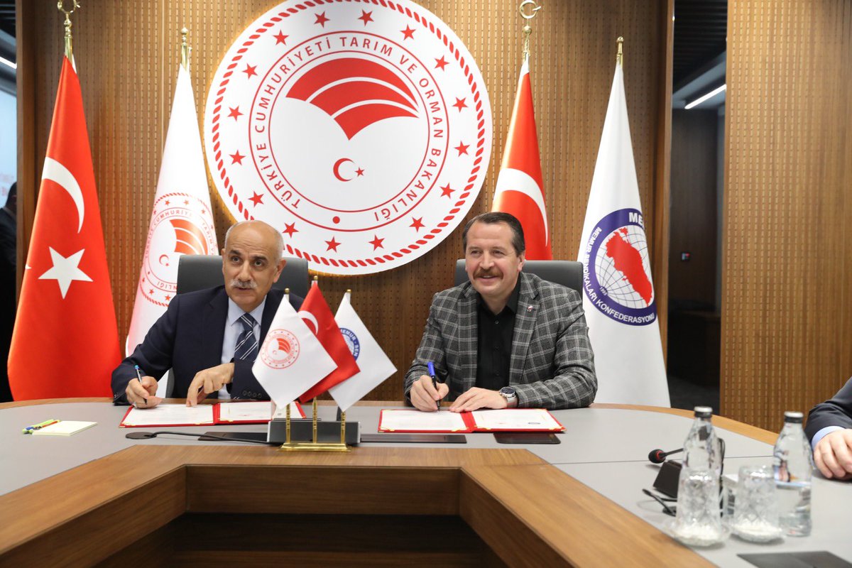 _aliyalcin_'s tweet photo. “Yarın kıyametin kopacağını dahi bilseniz,elinizdeki fidanı dikiniz”

Tarım ve Orman Bakanı Prof.Dr.Vahit Kirişçi ile 81 İl’de Mehmet Akif İnan Hatıra Ormanı için işbirliği protokolümüzü yeniledik. 

Türkiye’nin her yerinde
Milletimizin hizmetindeyiz.

Niyet hayr, akıbet hayr.. https://t.co/DTf6Wov5da