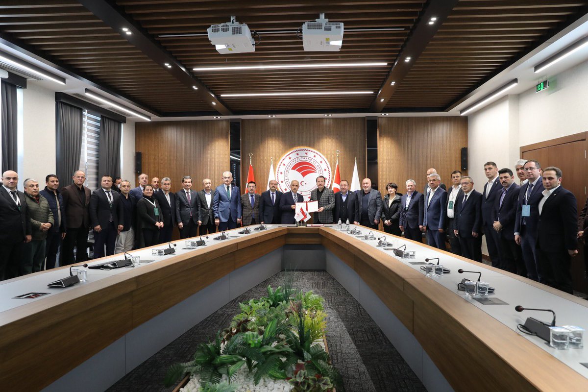 _aliyalcin_'s tweet photo. “Yarın kıyametin kopacağını dahi bilseniz,elinizdeki fidanı dikiniz”

Tarım ve Orman Bakanı Prof.Dr.Vahit Kirişçi ile 81 İl’de Mehmet Akif İnan Hatıra Ormanı için işbirliği protokolümüzü yeniledik. 

Türkiye’nin her yerinde
Milletimizin hizmetindeyiz.

Niyet hayr, akıbet hayr.. https://t.co/DTf6Wov5da