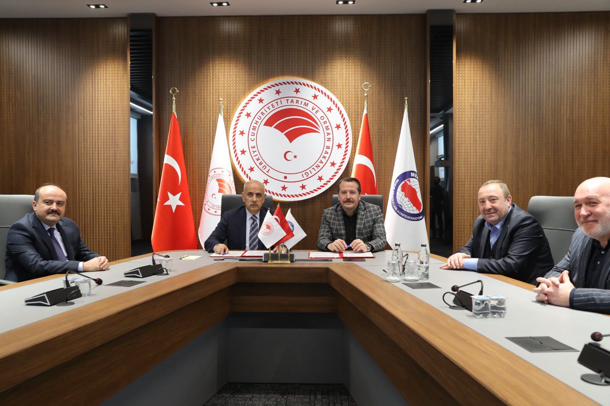 _aliyalcin_'s tweet photo. “Yarın kıyametin kopacağını dahi bilseniz,elinizdeki fidanı dikiniz”

Tarım ve Orman Bakanı Prof.Dr.Vahit Kirişçi ile 81 İl’de Mehmet Akif İnan Hatıra Ormanı için işbirliği protokolümüzü yeniledik. 

Türkiye’nin her yerinde
Milletimizin hizmetindeyiz.

Niyet hayr, akıbet hayr.. https://t.co/DTf6Wov5da
