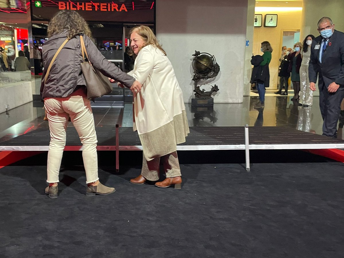 mariiacarrapeta's tweet photo. E a minha avó que foi ver o Tony Carreira e deitou o placar do Casino Estoril ao chão 😭😭😭 https://t.co/U59UxvXMk9