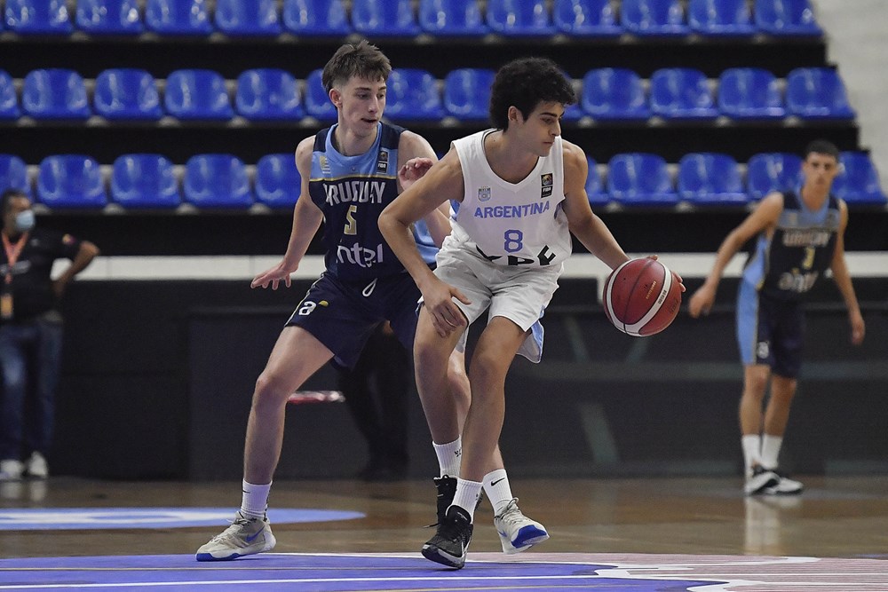 Federacion De Basquet De Entre Rios El Seleccionado Argentino Con Los Entrerrianos Fausto Moussa Y Juan Respaud En Cancha Derroto A Uruguay 65 A 42 Y Jugara Con Brasil Por