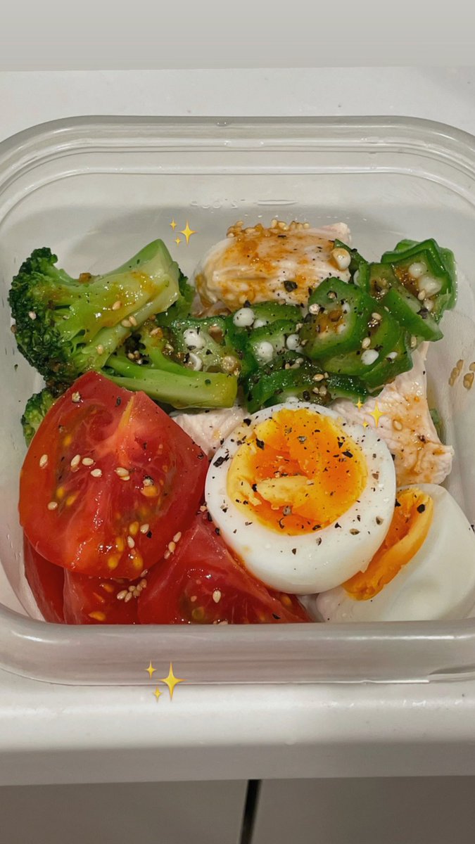 mn_1013's tweet photo. 夏までに本気で痩せたい私のお昼ごはん🥗まとめてタッパーに材料用意しておくのおすすめ！お弁当生活、食べる量把握できるし節約なるし一石二鳥！卵と茹でた鶏胸肉はお腹にたまりやすいから絶対入れる、タンパク質🐓✨ ちなみにドレッシングはカルディ で売ってる＂旨辛たれ＂がとても美味しいです https://t.co/l91DGhUzcd
