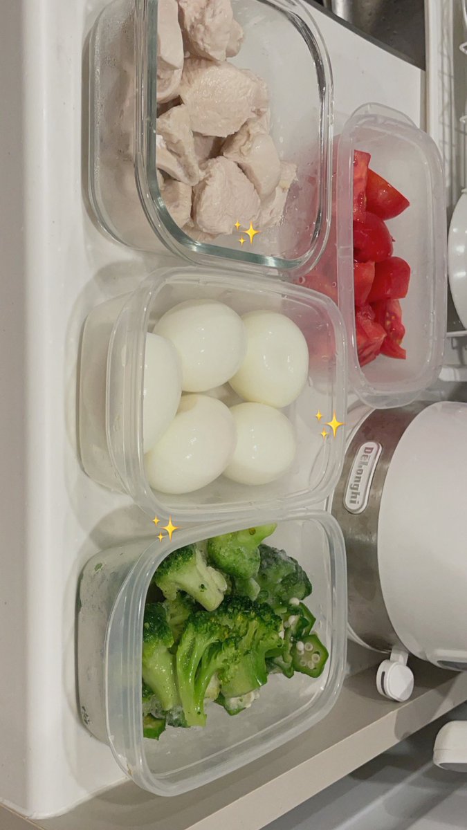 mn_1013's tweet photo. 夏までに本気で痩せたい私のお昼ごはん🥗まとめてタッパーに材料用意しておくのおすすめ！お弁当生活、食べる量把握できるし節約なるし一石二鳥！卵と茹でた鶏胸肉はお腹にたまりやすいから絶対入れる、タンパク質🐓✨ ちなみにドレッシングはカルディ で売ってる＂旨辛たれ＂がとても美味しいです https://t.co/l91DGhUzcd