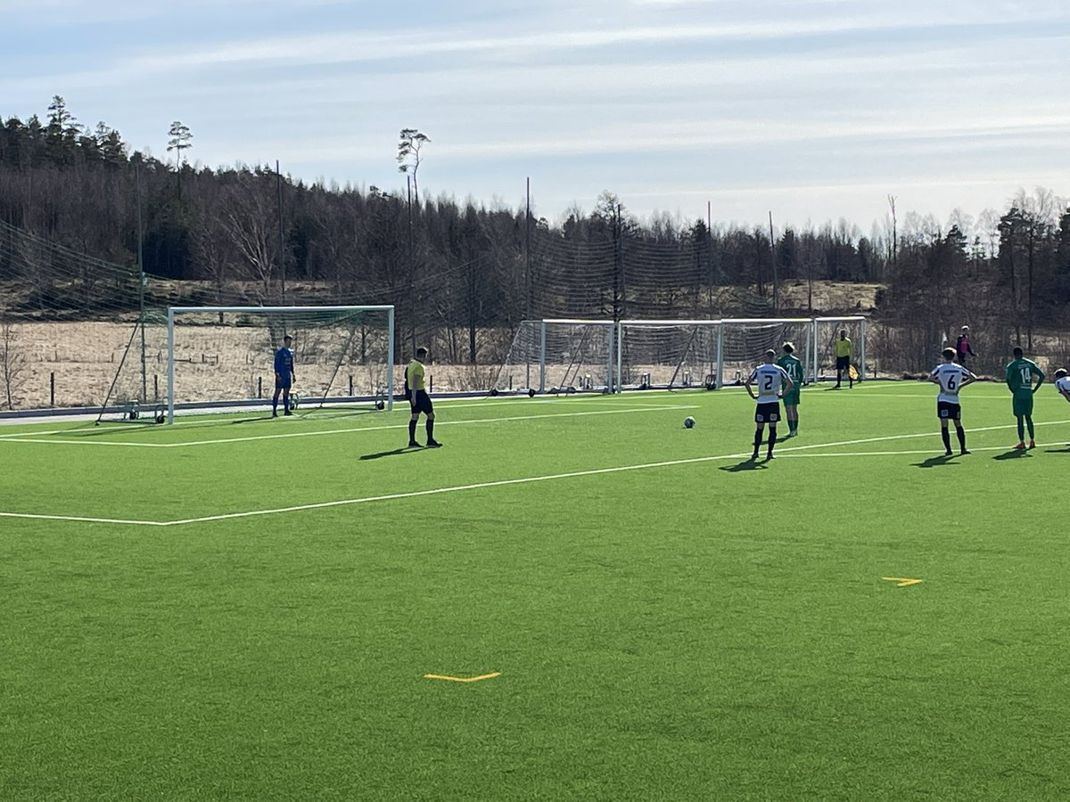LSKFANS's tweet image. Målen rullar på. 5-2 nu mot Herrestad. Martinsson på straff. Lamin tryckte in bollen framför mål efter utspel kant av Henriksson och Martinsson inspel mot mål.
#LSK #Undavallen