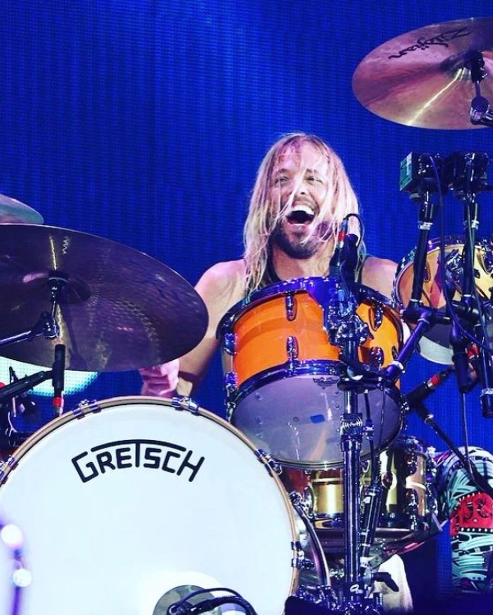PeachyDraws_'s tweet photo. #FuturoTaylorHawkins aquí llorando a mares por taylor hawkins y dave grohl….foo fighters ha muerto. #FooFighters @futurofm https://t.co/KqAjNujzb1