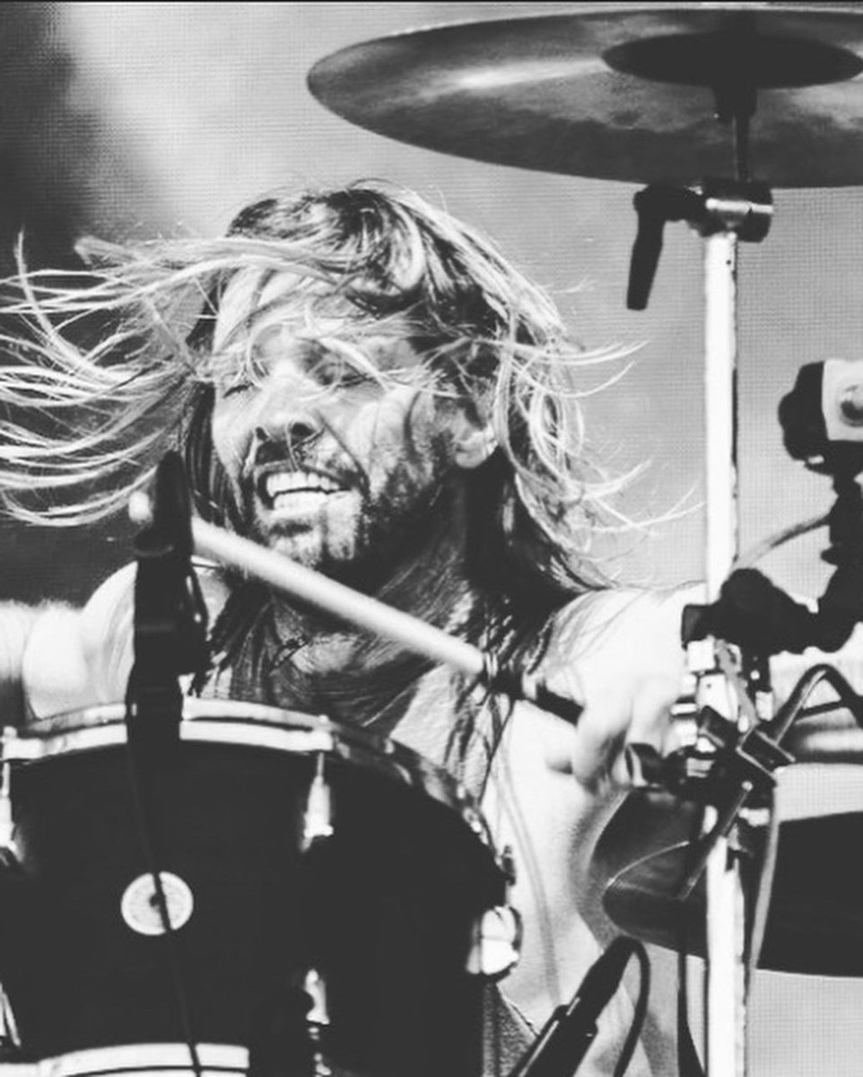 PeachyDraws_'s tweet photo. #FuturoTaylorHawkins aquí llorando a mares por taylor hawkins y dave grohl….foo fighters ha muerto. #FooFighters @futurofm https://t.co/KqAjNujzb1