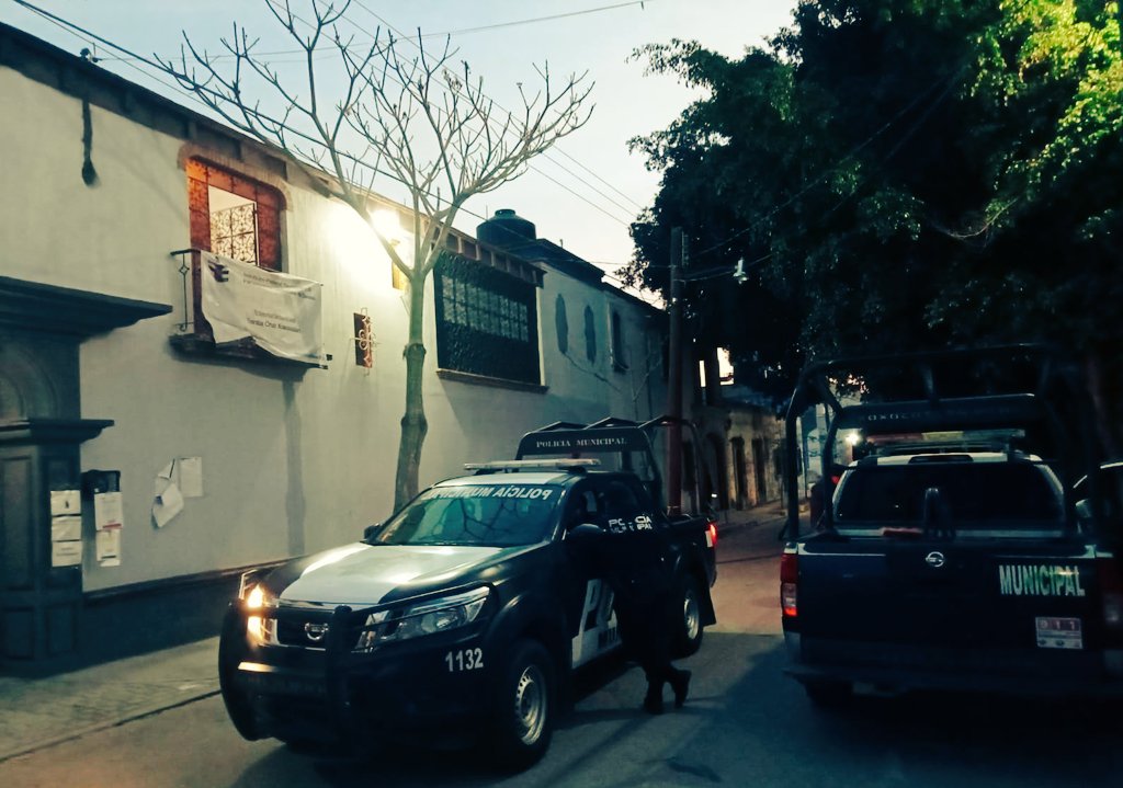🚔 🏤👮🚨| Permanecemos brindando #Seguridad y vigilancia en las oficinas del <a href="/IEEPCO/">IEEPCO</a> en la Col. #MiRanchito, cumpliendo la encomienda de la Comisión Mpal. Prov. de Santa Cruz #Xoxocotlán, salvaguardando el orden público para garantizar el desarrollo de la Jornada Electoral.