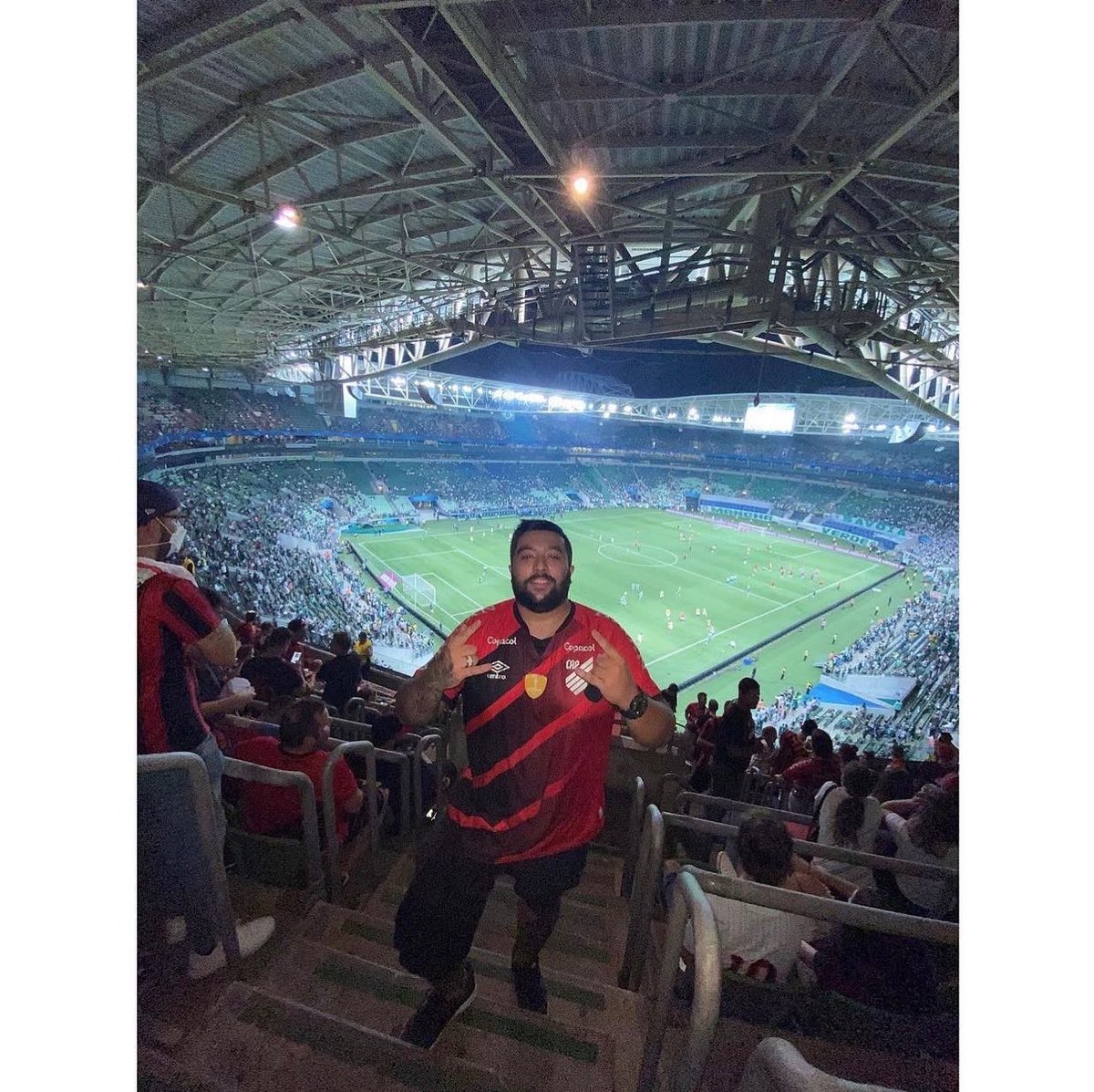 orestesmarajah's tweet photo. Os feitos do presente, as glórias do passado, os maiores recordes de público do estado! 🎶❤️.
Feliz aniversário @AthleticoPR te amo ao mesmo nível que você me tira o sério! Estamos juntos, muito além da vida, pois até depois da morte eu serei athleticano! ❤️ #cap98 . https://t.co/FGDxZpO2Iq