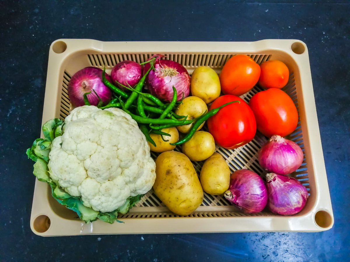 What I face:
-Absence of fridge. Can't freeze or stock leftovers
-No fire to cook
-No water purifier
-No spice or pantry stock

What I do:
-Embrace creative basket (in pic). Perfect meal planning. No wastage
-Use induction plate
-Boil tap water before using
-Buy optimum https://t.co/lQTpW7Atf7