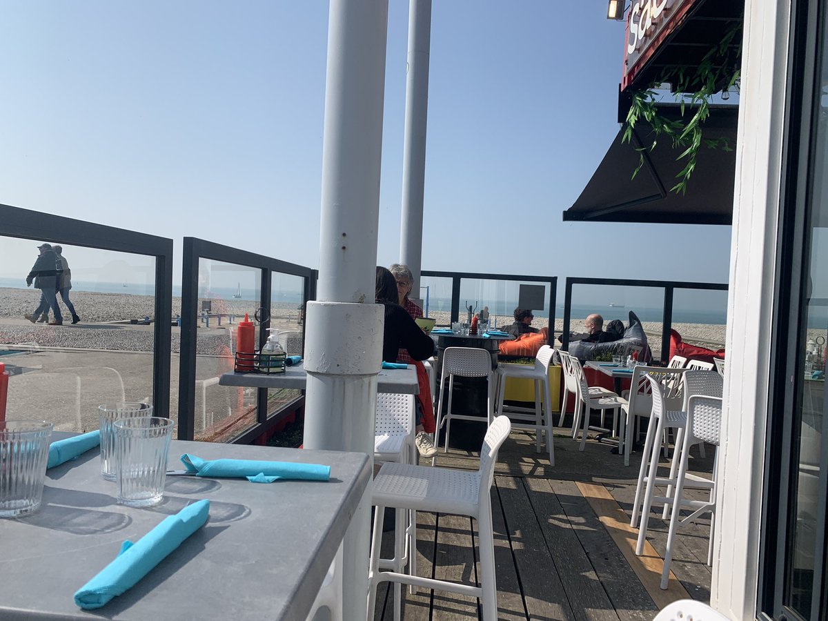 PatriciaLionnet's tweet photo. Le 26 juin ? Non pourquoi ?☀️ Jour d’ouverture des restos de #plage au #havre. Maillots de bain et horizon dégagé avant l’arrivée des cabanes de plage le mois prochain #printemps #normandie #jouroff https://t.co/yu5UFmHtkY