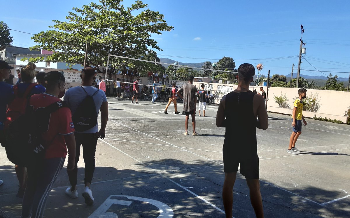 #Cuba #CubaMined #EducaciónGuantánamo #EducaciónBaracoa Estudiantes del centro  obtuvieron 2do lugar en el juego de baloncesto, vivas para todos CubaMined <a href="/elsa_ena/">Ena Elsa Velázquez Cobiella</a> <a href="/Educa_Gtmo/">Dgeap Guantánamo Cuba</a> <a href="/maria_laviste/">Raquel Maria Laviste Villafruela</a> <a href="/PresidenciaCuba/">Presidencia Cuba 🇨🇺</a> <a href="/DiazCanelB/">Miguel Díaz-Canel Bermúdez</a>