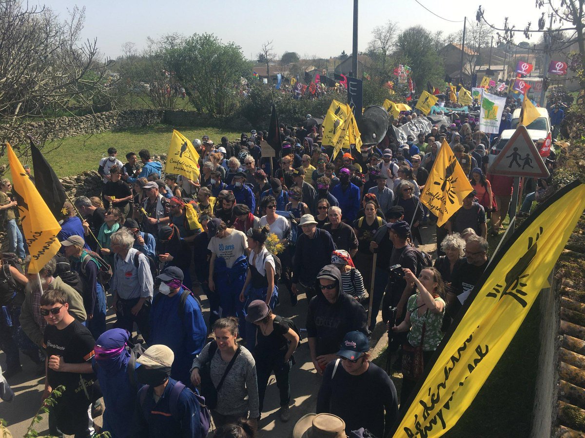 Beaucoup de monde, de paysans mobilisés et même une anguille géante dans le cortège contre les méga-#bassines cet après-midi !