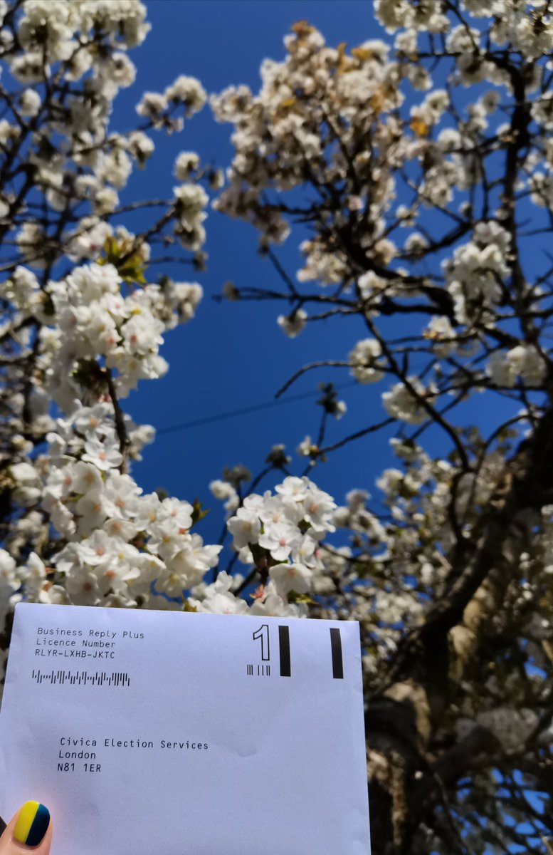 KAFender_Oxford's tweet photo. The sun is out, the sky is blue;
It's a beautiful day to stand with @ucu.✊🌸☀️🌺

*Vote yes* in the face of the #ussmess - protect our pensions &amp; our people.

#wearetheuniversity #FourFights #OneOfUsAllOfUs #fightprecarity #fightinequality #fairworkload #swansea #highereducation https://t.co/YKvfJUhUwg