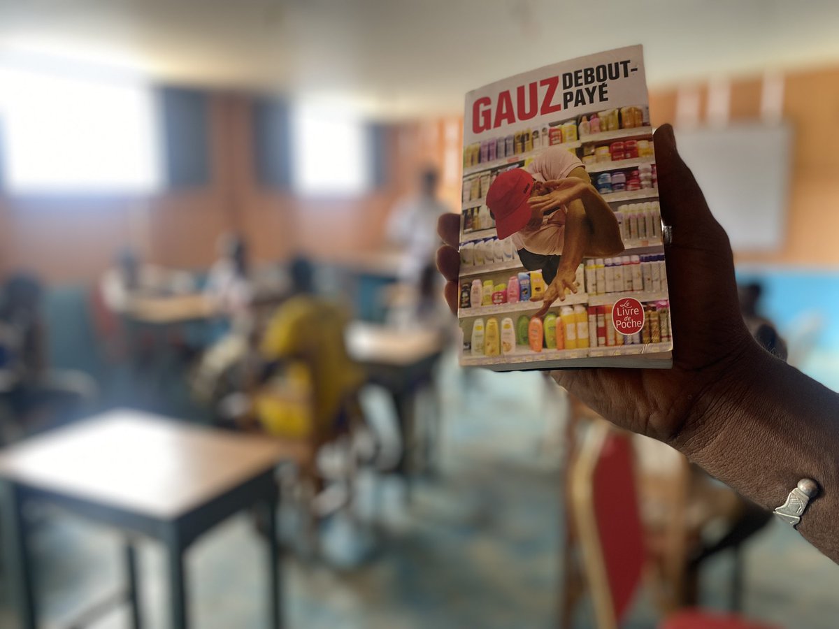 A #Abobo il y a le Centre de Lecture et d’Education Sociale. Dans le lot des livres du <a href="/CLESDeBiabou/">CLES de BIABOU</a>, vous trouverez des centaines de livres d’auteurs africains. Ici @gauz04. « Lo vié », un jour on te recevra avec plaisir pour une séance de remue-méninges avec les jeunes.