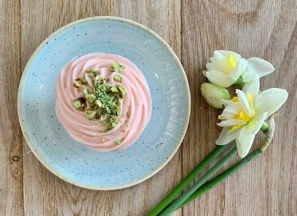 thecopperspoon's tweet photo. Pistachio and rose cupcakes for some one you love - local daffodils available up the hill
.
.
.
#roseandpistachio #pistachioandrosecupcakes #vegancupackes #springcupcakes #spring #localflowers #marazion https://t.co/nGSxlhZSGd https://t.co/xR6Iu6st5t