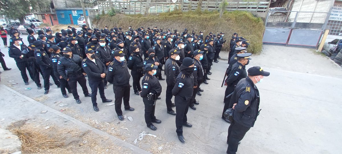 Mynor_Toc's tweet photo. @mingobguate da ultimátum a comunitarios para desalojar pacíficamente el paso hacia el Valle de Palajunoj, si comunitarios no ceden intervendrá la Fuerza Especial Policial. https://t.co/jhAzWxoCZD