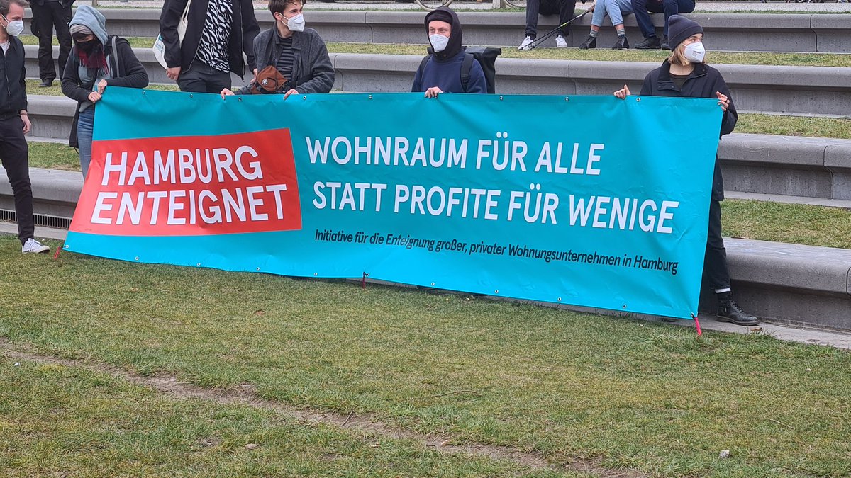 Satirische Kundgebung mit Verleihung des Goldenen Betonmischers in #Hamburg
#HousingActionDay2022