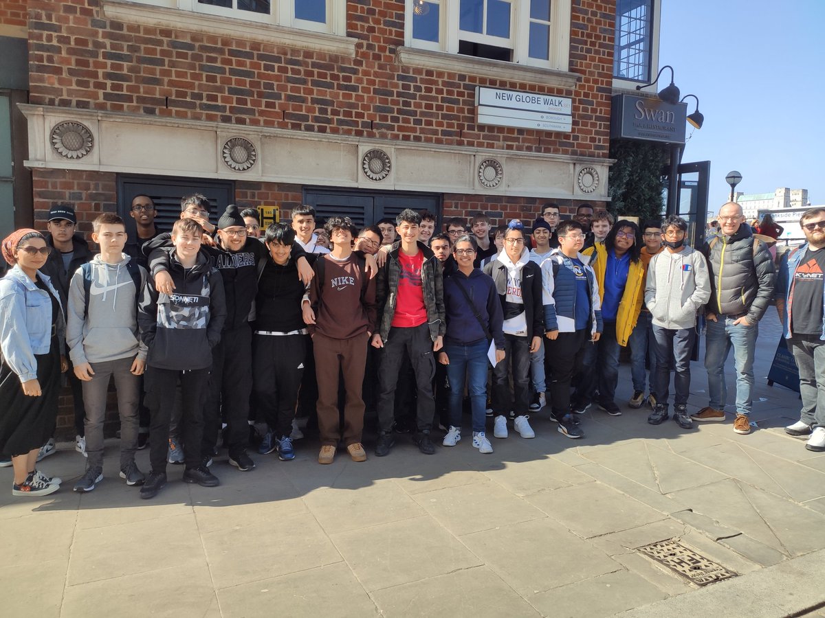 LibraryQmgs's tweet photo. Year 10 @qmgs1554 about to enjoy #Macbeth @The_Globe on a beautiful sunny day @QMGSEnglish
#AcademicInPurpose https://t.co/f45qiUUbnH