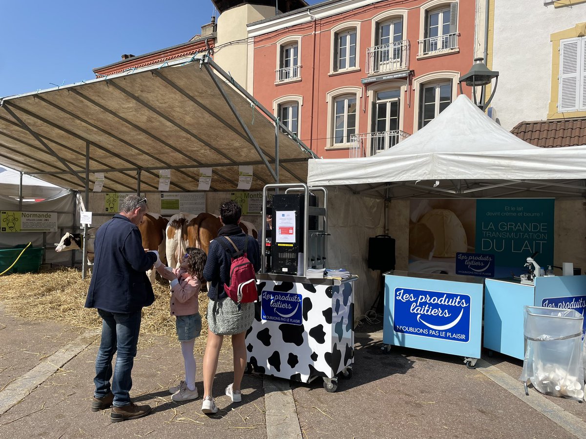 CrielAMC's tweet photo. @LesProLaitiers en direct du #ComiceDeFeurs pour faire des expériences autour du lait + une petite dégustation de #lait aromatisé pour se rafraîchir car il fait un beau soleil ☀️ https://t.co/CgsGyAlRkZ