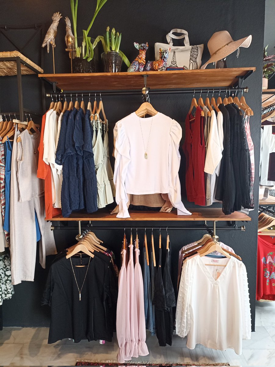 vayaquenonina's tweet photo. Oye, os he contado que después de 4 años intentándolo he abierto una tienda en #Casares? Se llama La Guapa, y estoy bastante orgulloso de tras tantísimo esfuerzo ha quedado así de chula. 
Si me queréis, dadme amor, a ver si tuiter hiciera su magia 🥰 Gracias! https://t.co/VEi1fQB6D0