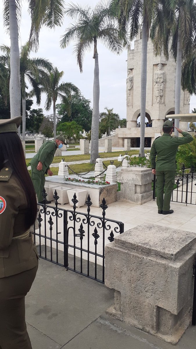 📢En la mañana de hoy rendimos tributo a los héroes y mártires de nuestras Gestas independentistas en el Cementerio de Santa Ifigenia 📢Mariana, Céspedes, Frank y Fidel entre muchos otros Gloria a los héroes de la patria de #Martí y #Fidel #Somosherederos #SomosContinuidad