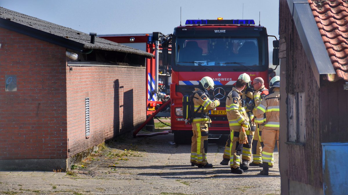 In een agrarisch bedrijf aan de Fortmonderweg op Fortmond in de gemeente Olst-Wijhe heeft zaterdagmiddag een kortsluiting voor een brand gezorgd in een grote schuur.
De brandweer Olst en Wijhe rukten met diverse voertuigen uit en hadden de situatie snel onder controle.