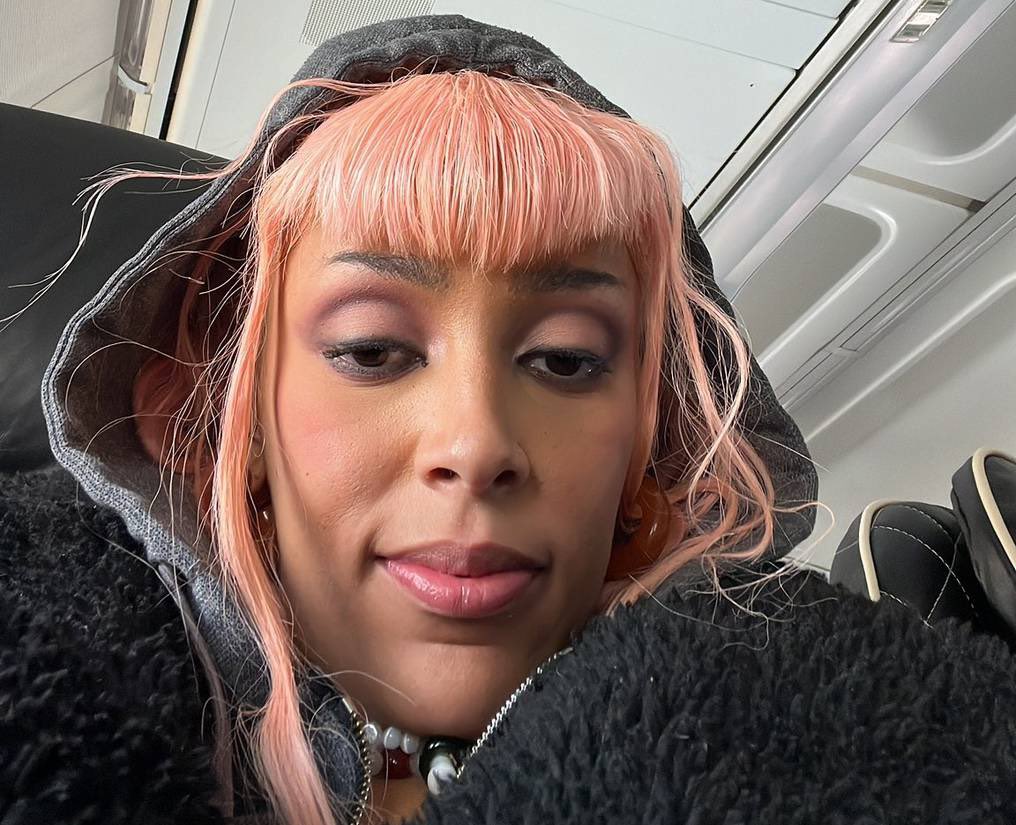 LaCosmoRevista's tweet photo. [POLEMICA] Opacada por la muerte de Taylor Hawkings, Doja Cat ahora dice que los bolivianos no merecen su música. “Y no me hagan hablar de los judíos, eh”. https://t.co/dUPHT9nWzO
