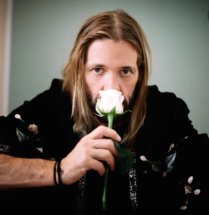 Afce39's tweet photo. RIP Taylor Hawkins 💔😢 you were a legend. My thoughts go out to his family and friends #TaylorHawkins #RIPTaylorHawkins #colddayinthesun https://t.co/Q3pu208AcI