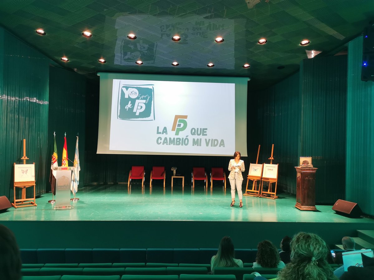 ilumi82's tweet photo. Comenzamos con @alisgallardof defendiendo con orgullo la calidad de nuestra FP. #IVJornadaCompetenciasComunicativas https://t.co/PsgB0dLjqU