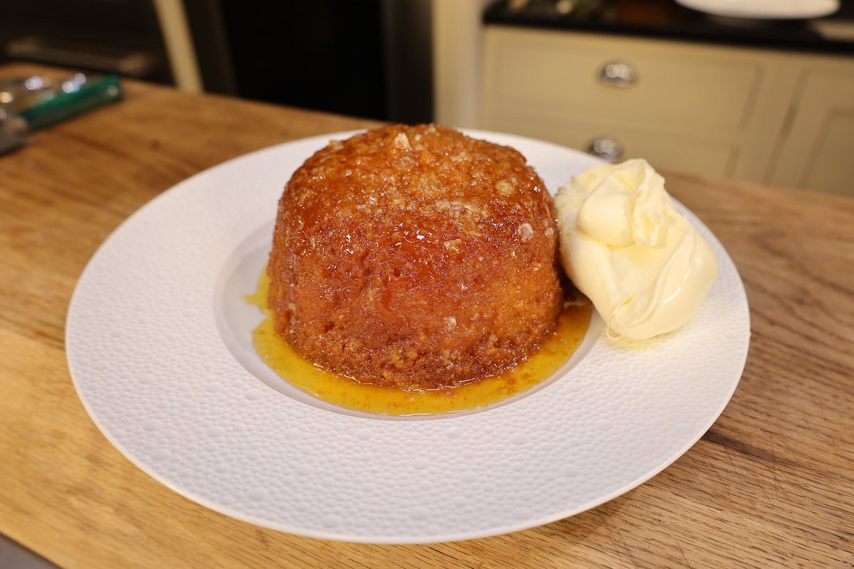 There's nothing like a steamed sponge pudding and here it has a new twist in the form of sea salt! Warming, sweet, classic, delicious. All the boxes ticked! 👉 jamesmartinchef.co.uk/recipes/steame…